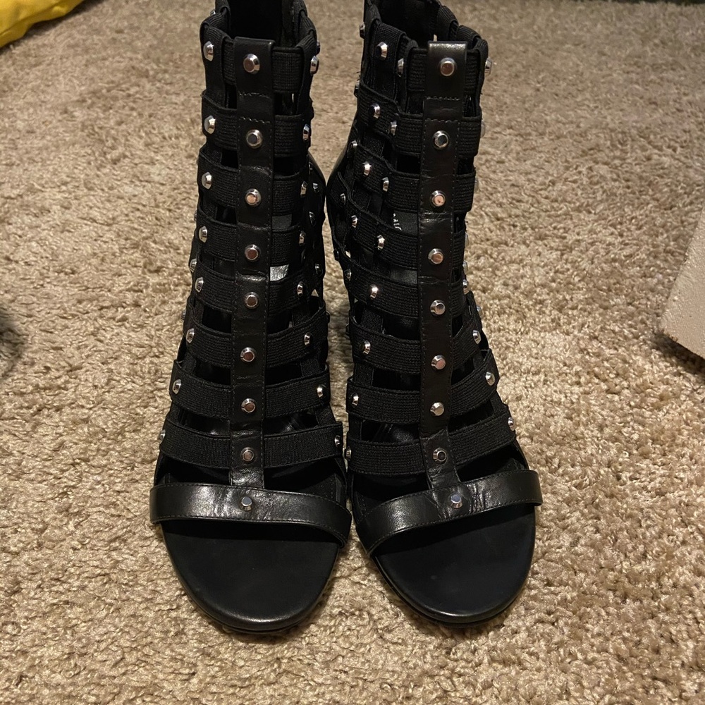 Stunning peep toe cages booties!! 💯💯